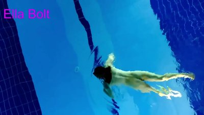 איך קען נישט האַלטן וואַטשינג, יונג בלאָנדע געכאפט שווימערייַ נאַקעט אין ELLA BOLT Resort בעקן